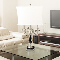 lampara de mesa vintage con detalles metalicos y tela de sombra asimetrica